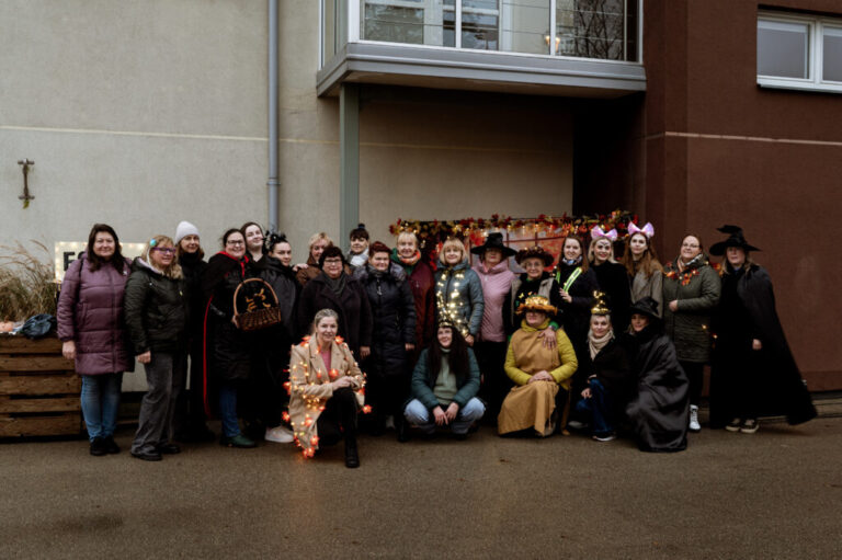 Šviečiančių žibintų vakaras Šiaulių miesto savivaldybės globos namų kieme